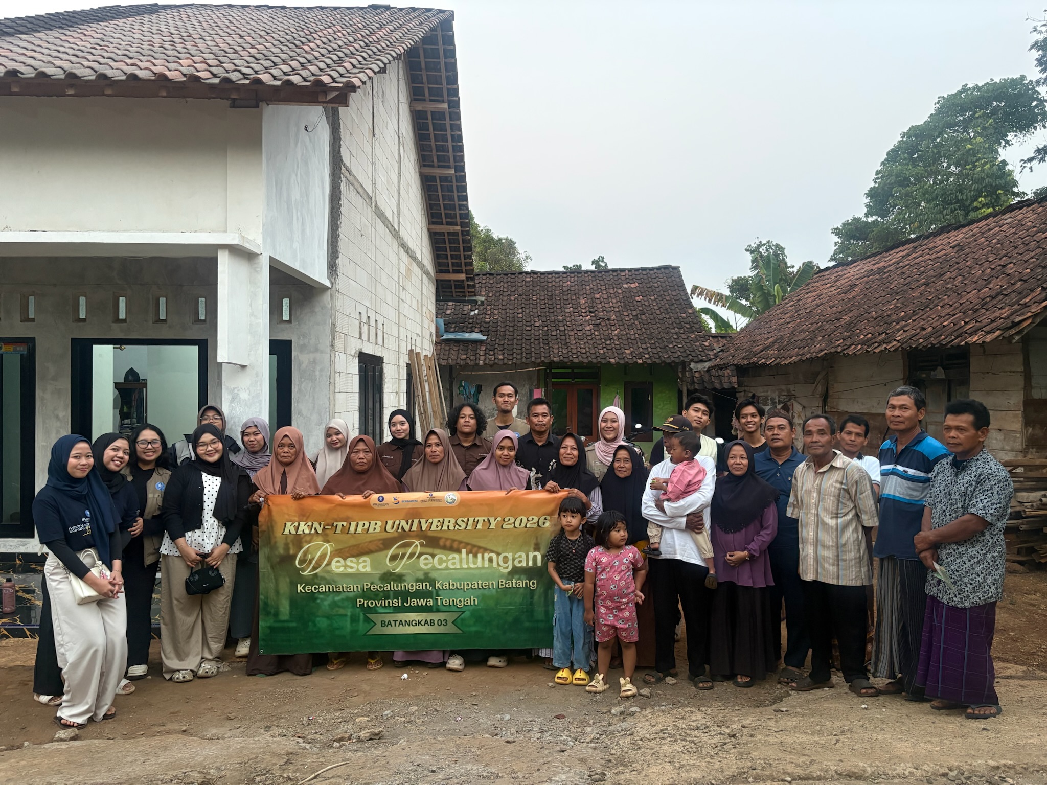 Tingkatkan Ketersediaan Pakan, Mahasiswa KKNT IPB Menggelar Program Pembuatan Pakan Alternatif di Desa Pecalungan